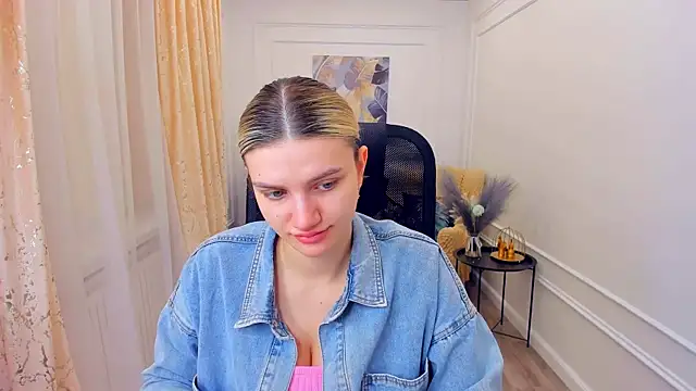 SelenaeMoore online show from June 21, 2026, 3:53 am