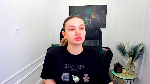 SelenaeMoore online show from June 27, 2026, 3:55 am