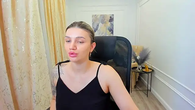 SelenaeMoore online show from July 4, 2026, 4:18 am