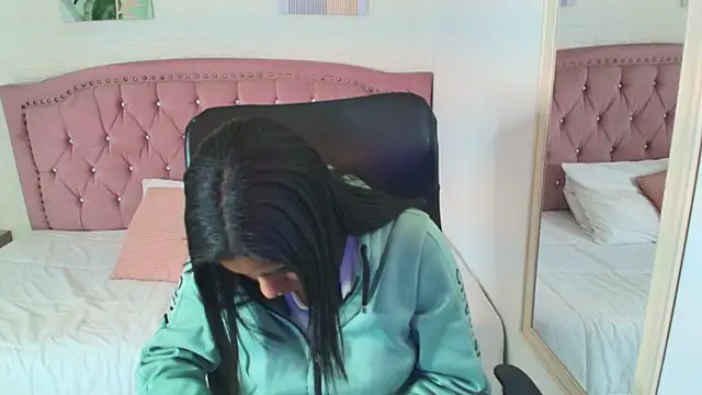 shaneelle online show from September 9, 2025, 3:06 am