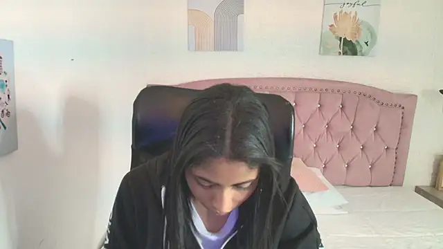 shaneelle online show from September 12, 2025, 3:06 am