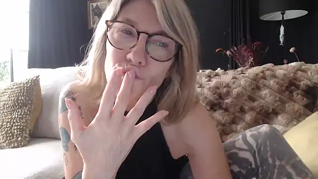 godinflower online show from October 28, 2025, 9:24 am