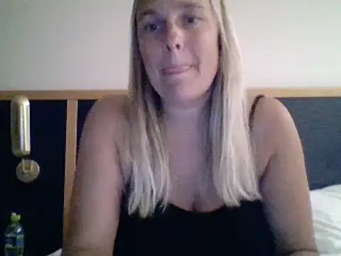 scrummymummy2 online show from October 25, 2025, 7:41 pm