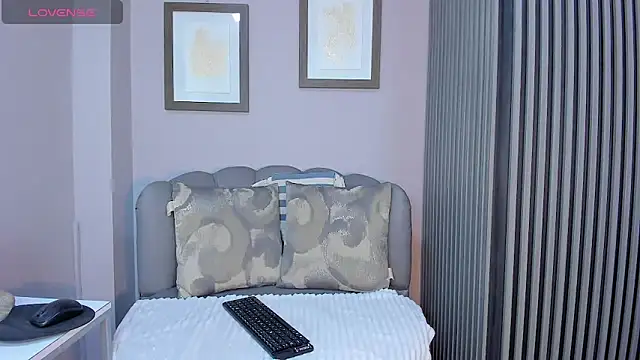 Nahiajhonson  online show from January 15, 2025, 12:25 pm