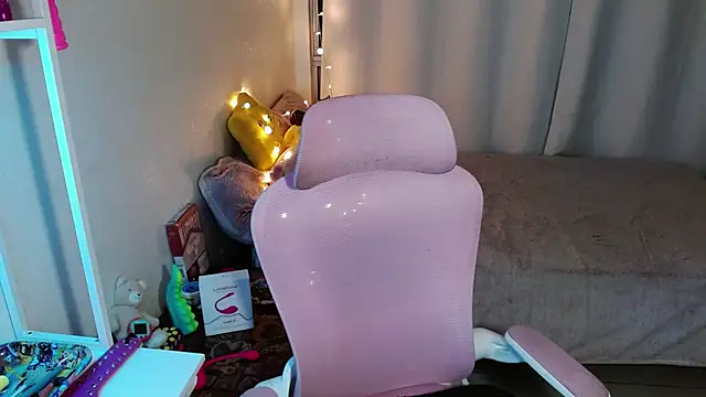 Snapshot of mily_milk_ chatting on February 16, 2025, 10:10 am mily milk online show from February 16, 2025, 10:10 am