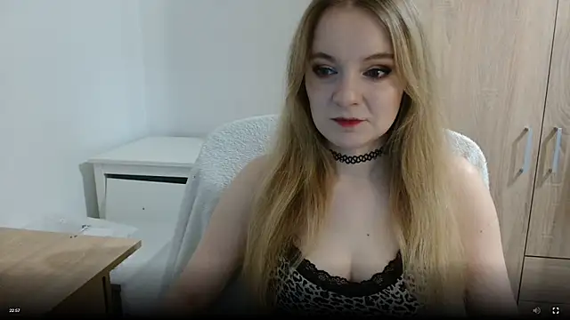 Snapshot of AlmaHoney chatting on March 10, 2026, 3:28 pm AlmaHoney online show from March 10, 2026, 3:28 pm