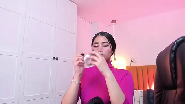 Snapshot of lara_madisson chatting on December 5, 2024, 10:56 pm lara madisson online show from December 5, 2024, 10:56 pm
