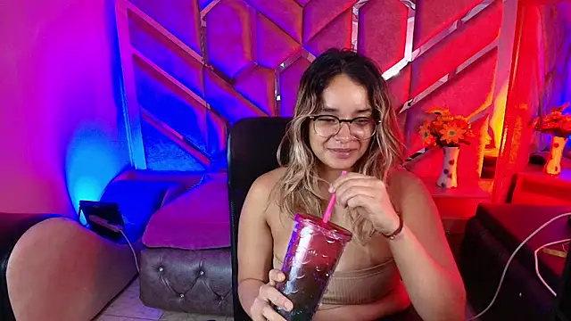 Snapshot of Olivia_Fox69 chatting on December 18, 2025, 3:56 am Olivia Fox69 online show from December 18, 2025, 3:56 am