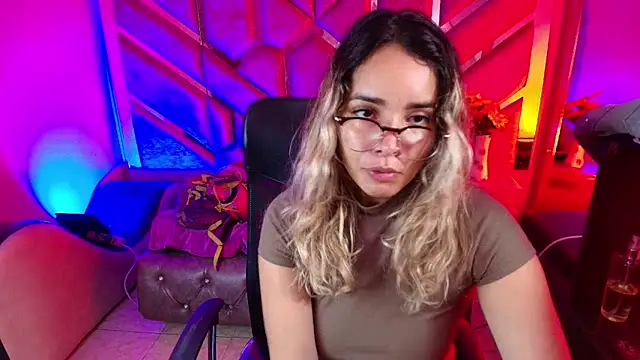 Snapshot of Olivia_Fox69 chatting on December 22, 2025, 3:58 am Olivia Fox69 online show from December 22, 2025, 3:58 am