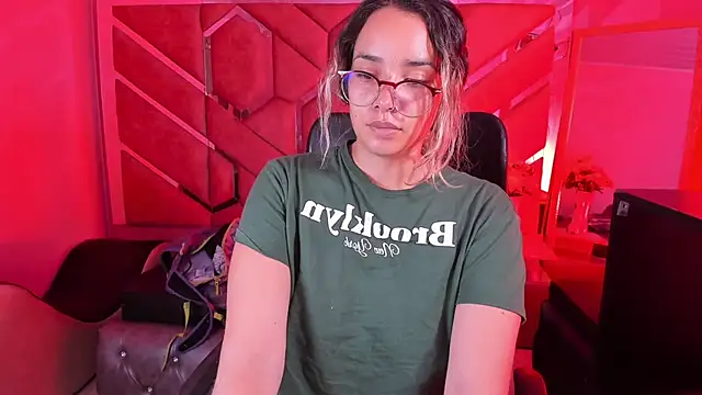 Snapshot of Olivia_Fox69 chatting on February 8, 2026, 3:54 am Olivia Fox69 online show from February 8, 2026, 3:54 am