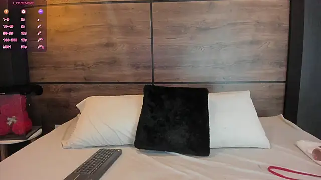 Snapshot of Leamonroe__ chatting on January 7, 2025, 4:37 pm Leamonroe online show from January 7, 2025, 4:37 pm