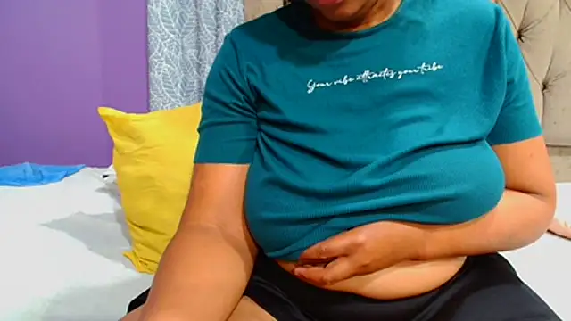 Snapshot of YELLOWBUSTYMELLONS chatting on February 21, 2026, 6:09 pm YELLOWBUSTYMELLONS online show from February 21, 2026, 6:09 pm