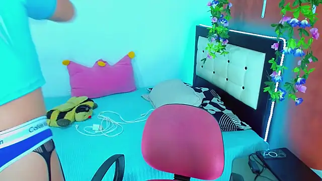 Snapshot of TaylorMon chatting on January 5, 2026, 7:50 pm TaylorMon online show from January 5, 2026, 7:50 pm