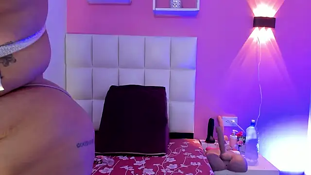 Snapshot of Alanna_hot3 chatting on October 24, 2025, 7:43 pm Alanna hot3 online show from October 24, 2025, 7:43 pm