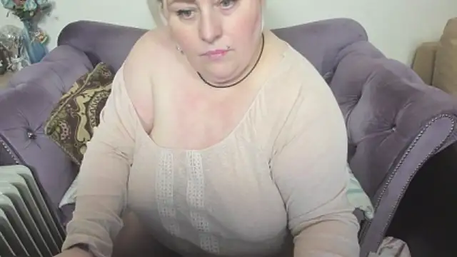 Snapshot of fashiona chatting on December 23, 2025, 9:29 am fashiona online show from December 23, 2025, 9:29 am