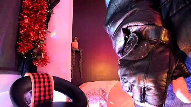 Snapshot of leatherz69 chatting on February 11, 2025, 1:52 am leatherz69 online show from February 11, 2025, 1:52 am