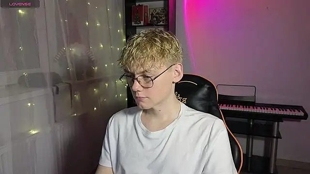 Keytaro online show from March 8, 2025, 5:01 pm