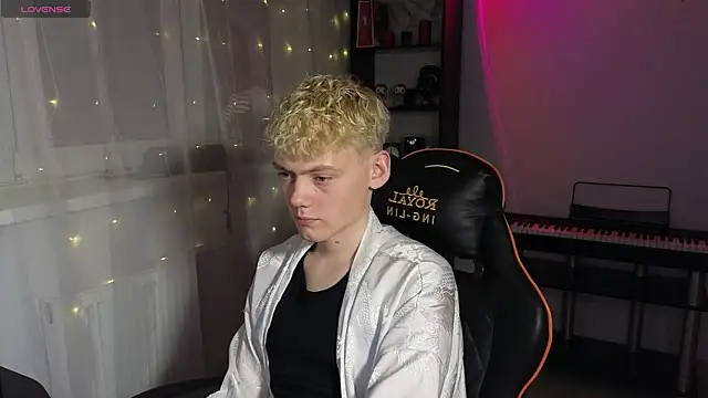 Keytaro online show from March 18, 2025, 6:59 pm