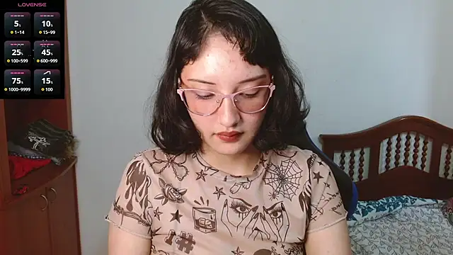 alexaa08 online show from November 6, 2025, 1:12 pm