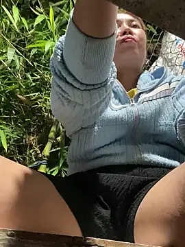 Snapshot of Linaannn chatting on March 22, 2025, 12:35 pm Linaannn online show from March 22, 2025, 12:35 pm