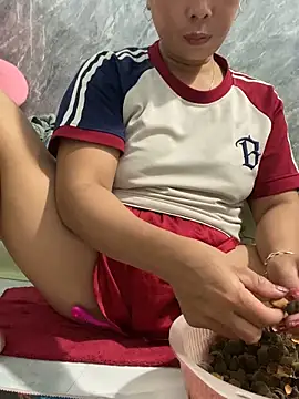 Snapshot of Linaannn chatting on October 13, 2025, 12:05 pm Linaannn online show from October 13, 2025, 12:05 pm