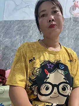 Snapshot of Linaannn chatting on November 4, 2025, 11:59 pm Linaannn online show from November 4, 2025, 11:59 pm