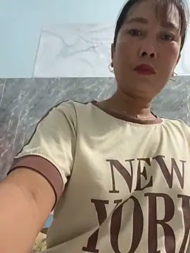 Snapshot of Linaannn chatting on November 7, 2025, 11:38 pm Linaannn online show from November 7, 2025, 11:38 pm