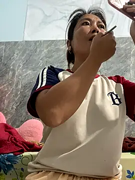 Snapshot of Linaannn chatting on November 12, 2025, 11:14 pm Linaannn online show from November 12, 2025, 11:14 pm