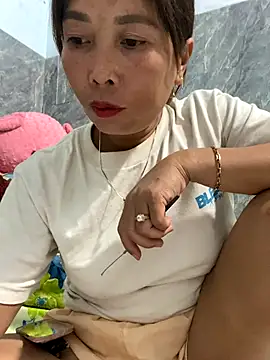 Snapshot of Linaannn chatting on November 14, 2025, 12:15 pm Linaannn online show from November 14, 2025, 12:15 pm