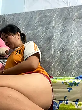 Snapshot of Linaannn chatting on November 18, 2025, 11:37 pm Linaannn online show from November 18, 2025, 11:37 pm