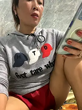 Snapshot of Linaannn chatting on November 24, 2025, 11:54 am Linaannn online show from November 24, 2025, 11:54 am