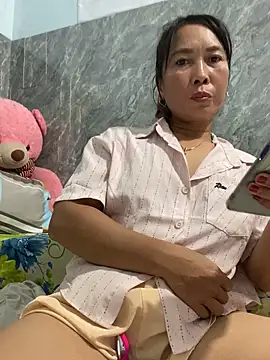 Snapshot of Linaannn chatting on December 3, 2025, 12:03 pm Linaannn online show from December 3, 2025, 12:03 pm