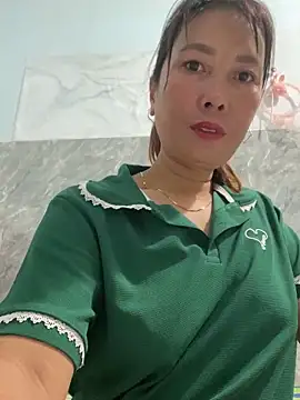 Snapshot of Linaannn chatting on December 14, 2025, 11:53 pm Linaannn online show from December 14, 2025, 11:53 pm