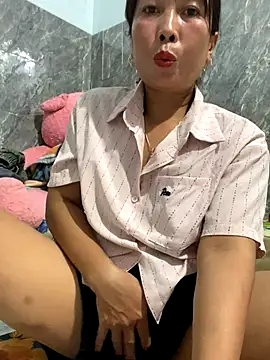 Snapshot of Linaannn chatting on December 16, 2025, 12:10 pm Linaannn online show from December 16, 2025, 12:10 pm