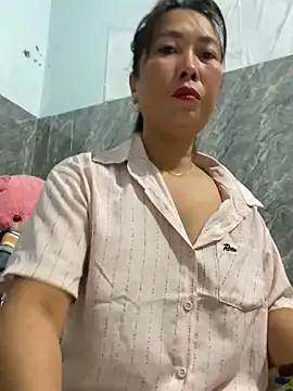 Snapshot of Linaannn chatting on December 17, 2025, 12:16 am Linaannn online show from December 17, 2025, 12:16 am