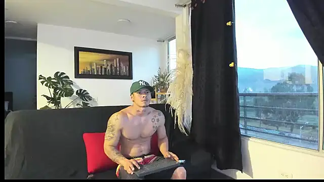 Snapshot of MARCELOANDLUCIAN chatting on February 17, 2025, 11:20 pm MARCELOANDLUCIAN online show from February 17, 2025, 11:20 pm