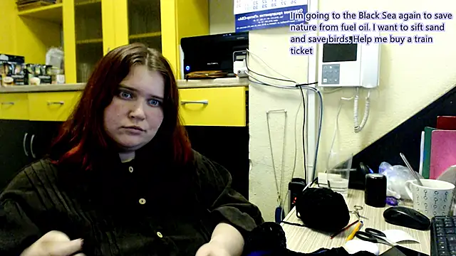 Snapshot of daisy_low chatting on December 16, 2025, 5:07 pm daisy low online show from December 16, 2025, 5:07 pm