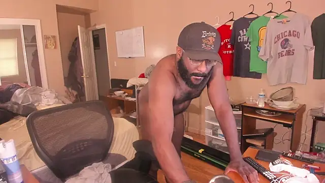 Snapshot of MrChuckDailyXXX chatting on October 3, 2025, 8:28 pm MrChuckDailyXXX online show from October 3, 2025, 8:28 pm