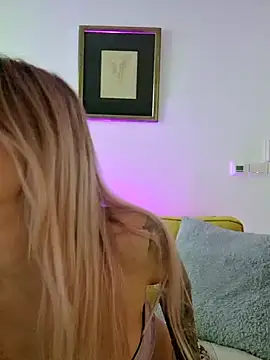 Snapshot of EileX_official chatting on February 18, 2025, 7:10 am EileX official online show from February 18, 2025, 7:10 am