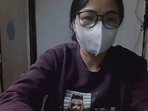 JuliaCiona online show from November 13, 2025, 4:06 pm