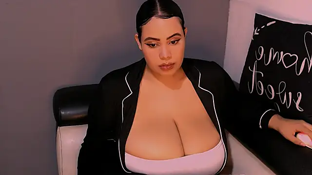 Snapshot of Emmacamille chatting on November 27, 2025, 11:18 pm Emmacamille online show from November 27, 2025, 11:18 pm