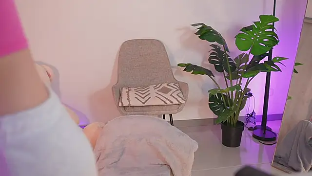 Snapshot of Angeeel_ chatting on January 6, 2026, 11:07 pm Angeeel online show from January 6, 2026, 11:07 pm