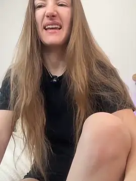 KateRedgar online show from April 13, 2026, 11:48 am