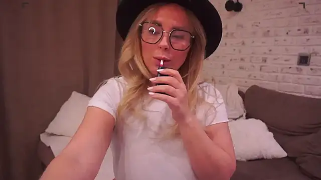 Snapshot of Charming_Daphny chatting on March 14, 2025, 12:51 pm Charming Daphny online show from March 14, 2025, 12:51 pm