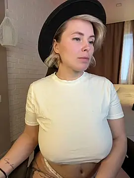 Snapshot of Charming_Daphny chatting on December 4, 2025, 6:12 am Charming Daphny online show from December 4, 2025, 6:12 am