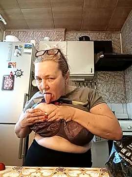 Snapshot of HelenaGlossX chatting on February 19, 2025, 12:33 pm HelenaGlossX online show from February 19, 2025, 12:33 pm