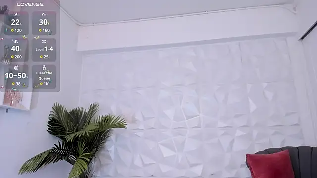 Snapshot of SaraaMills chatting on January 14, 2025, 10:12 pm SaraaMills online show from January 14, 2025, 10:12 pm