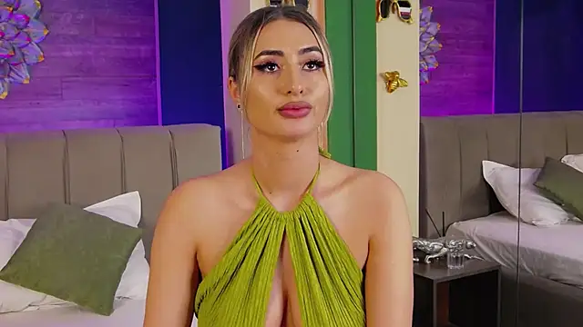 LoraDevine online show from November 28, 2025, 11:40 pm