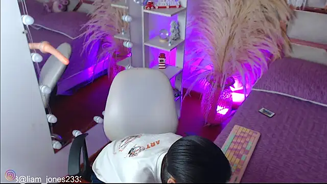 Jonesliam23 online show from December 13, 2025, 7:53 pm