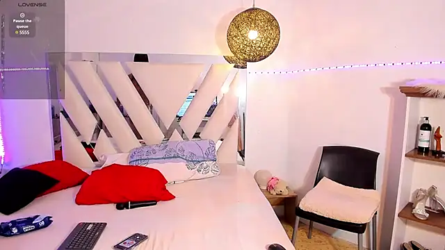 rose scottt online show from February 14, 2025, 11:21 am